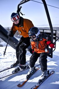 tato i dziecko na nartach